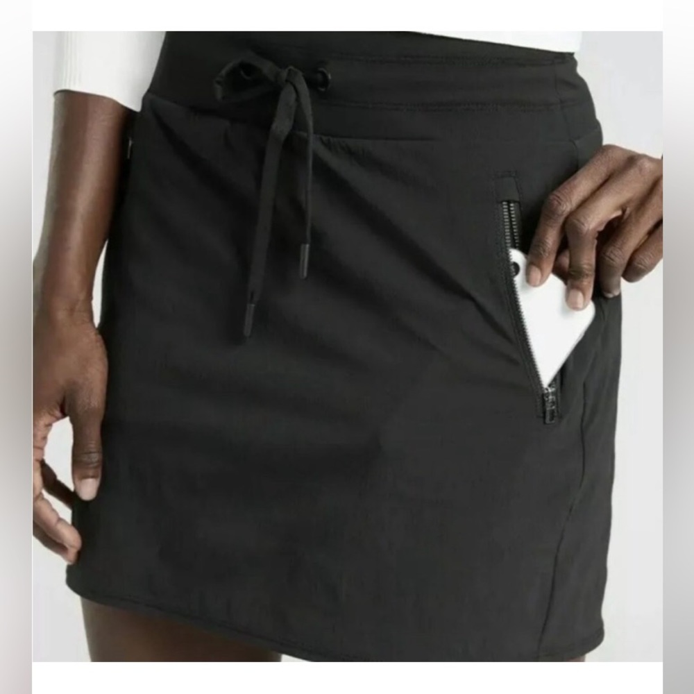 Athleta Trekkie North Skort. Black. Size 6.